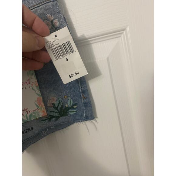 Almost famous jean shorts size 0 nwt - Picture 3 of 6